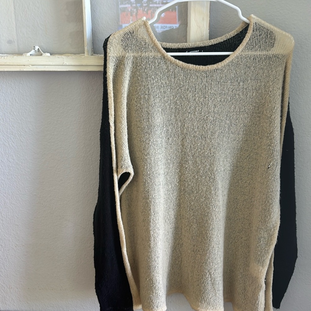 White/cream and black cute sweater 
Olivaceous sweater 
Size: small